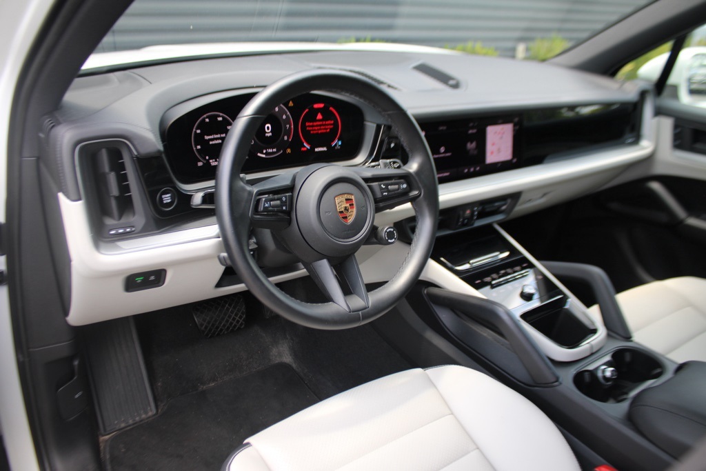 2024 Porsche Cayenne Base photo 4