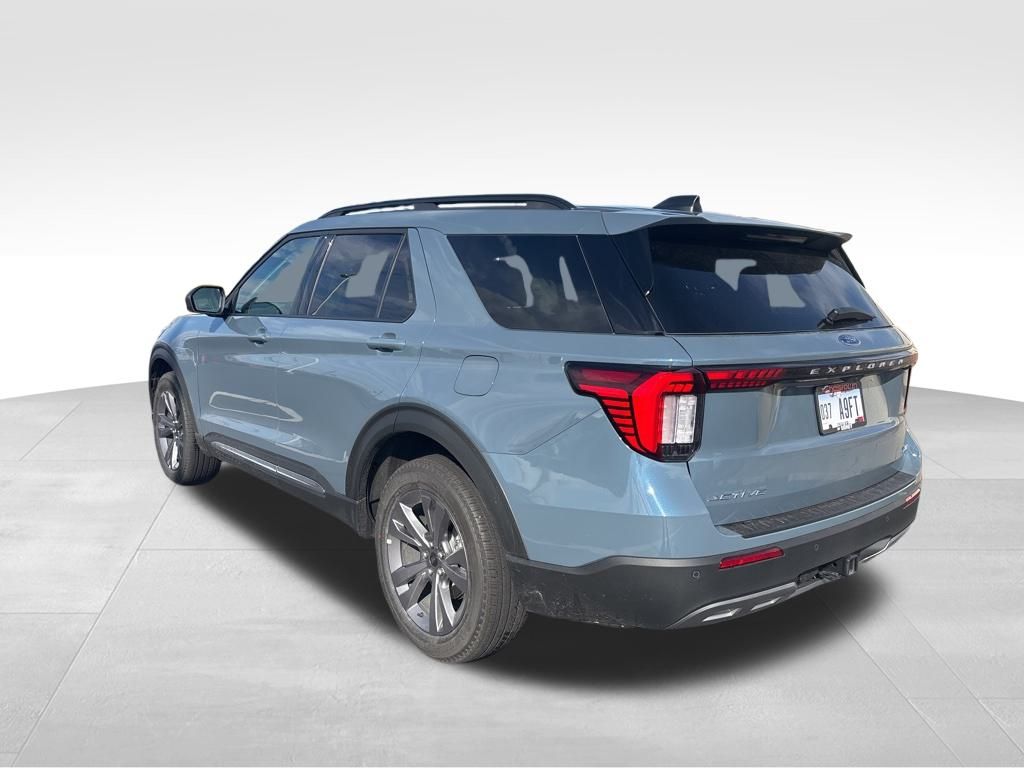 2025 Ford Explorer photo 2