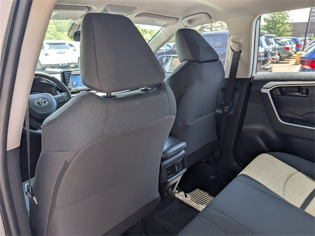 2022 Toyota RAV4 LE photo 12
