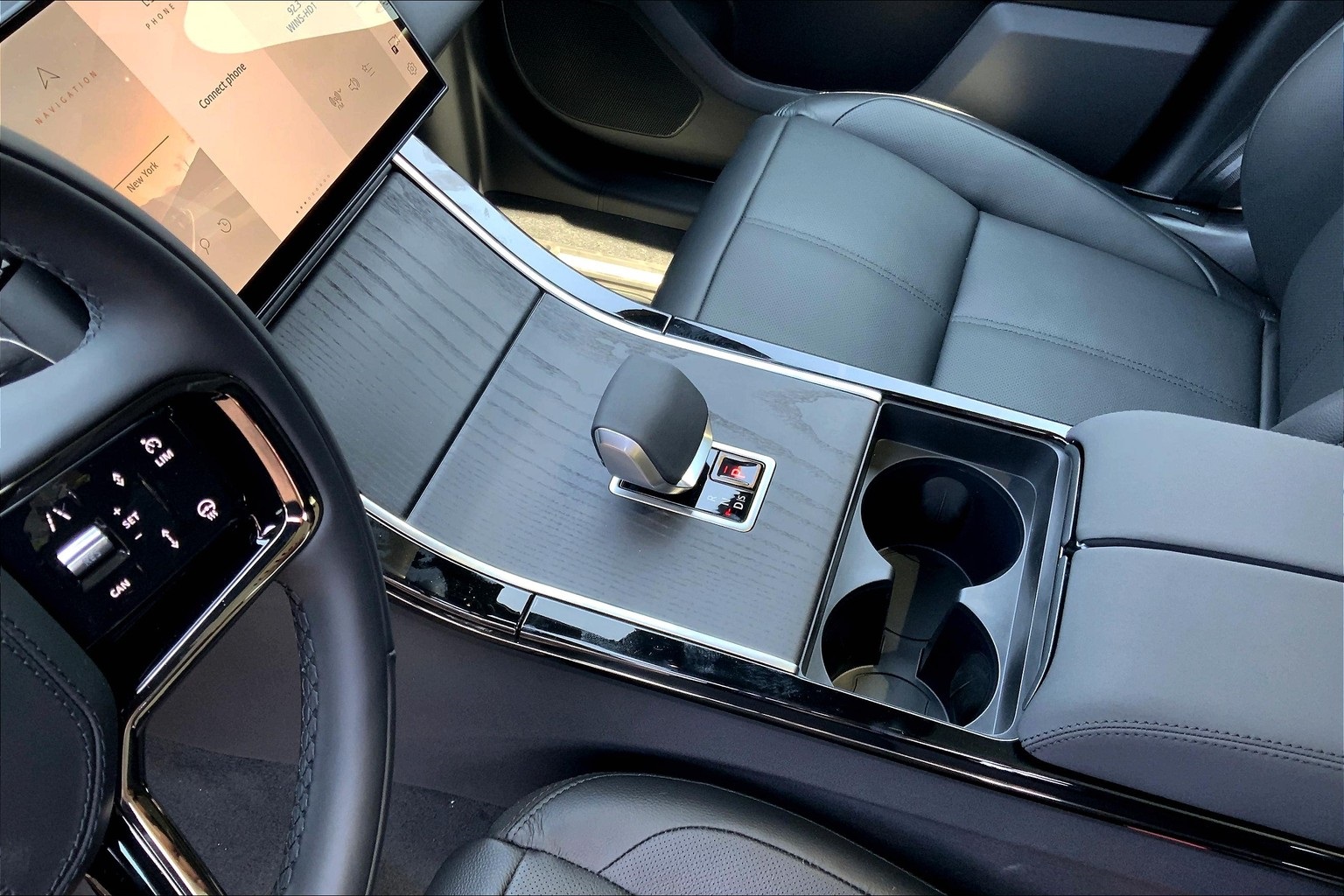 2026 Land Rover Range Rover Velar P250 Dynamic SE photo 6