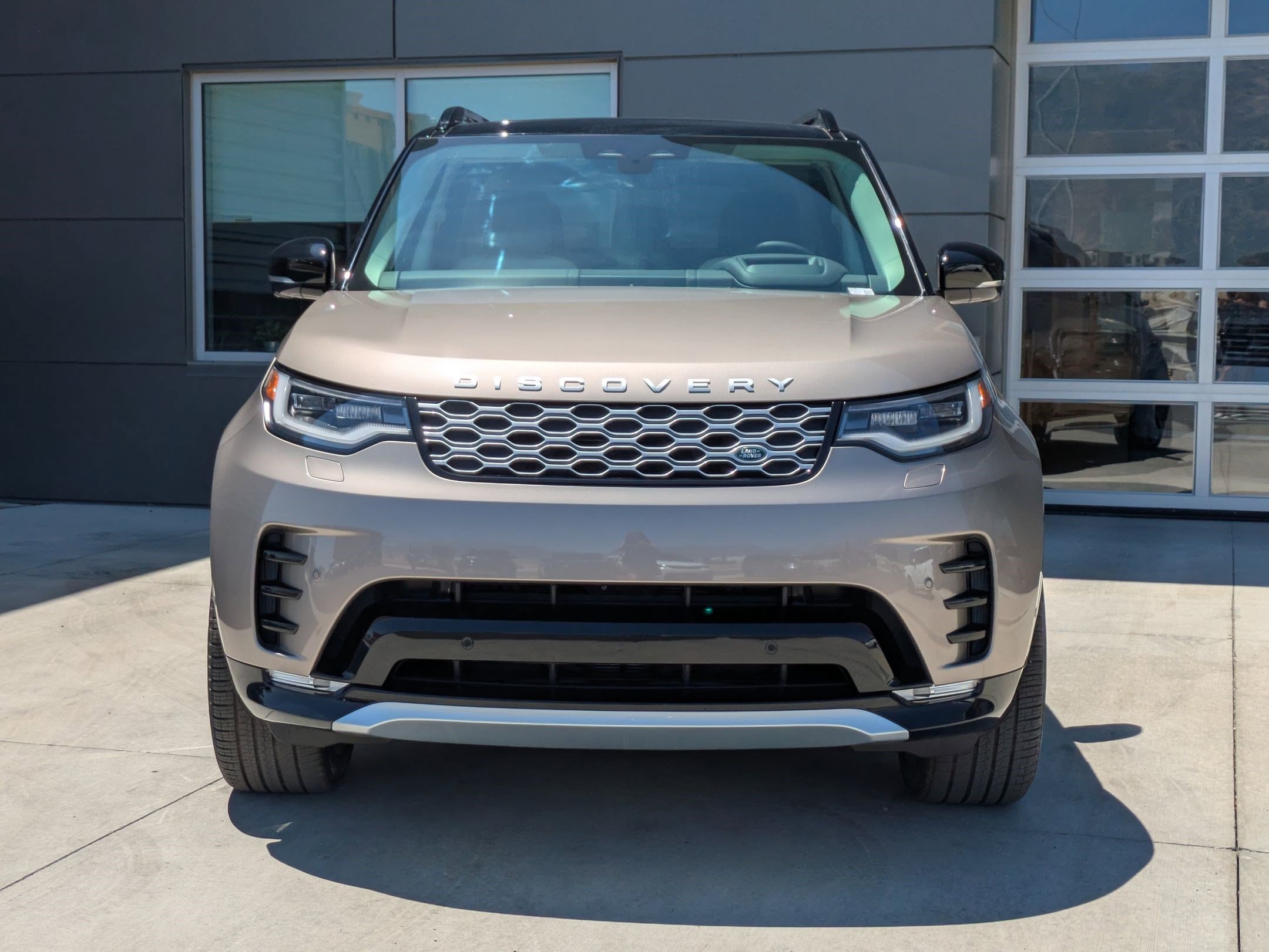 2025 Land Rover Discovery Metropolitan Edition photo 2