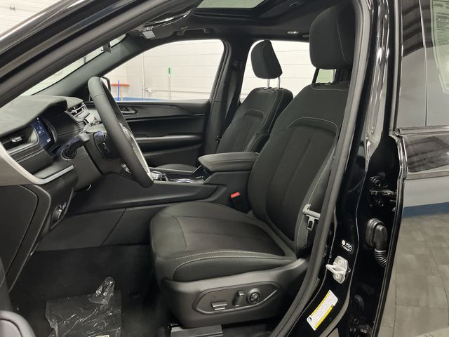 2025 Jeep Grand Cherokee Laredo X photo 4