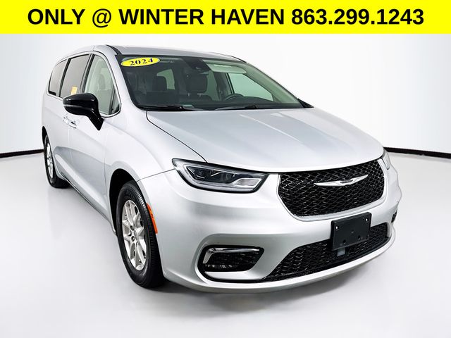 2024 Chrysler Pacifica Touring L's photo