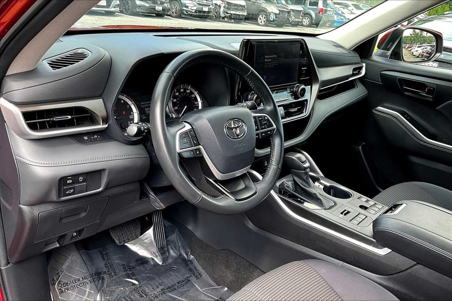 2024 Toyota Highlander LE photo 17