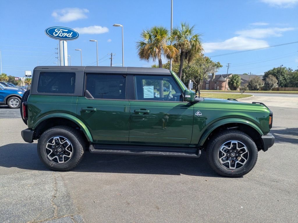 2025 Ford Bronco Outer Banks photo 3
