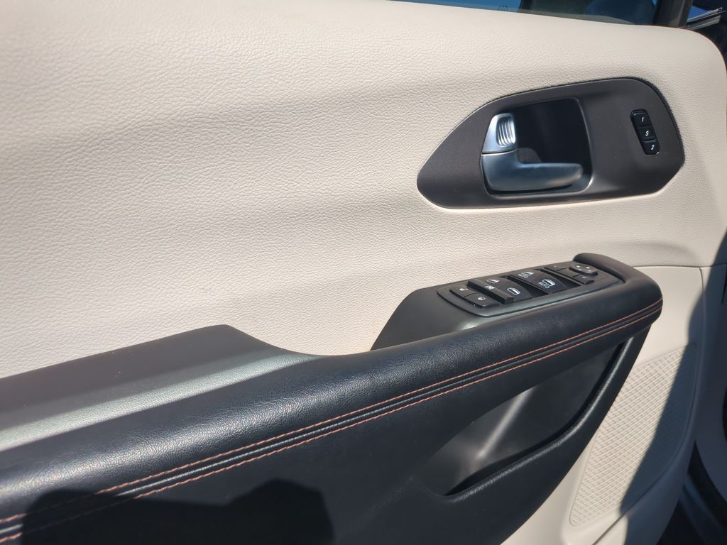 2020 Chrysler Pacifica Touring L photo 9