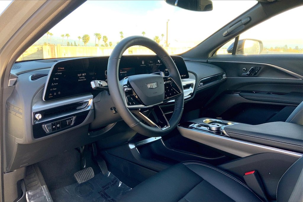 2025 Cadillac Lyriq Luxury photo 9