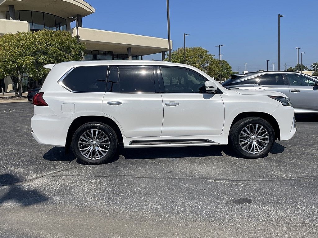 2019 Lexus LX 570 photo 2