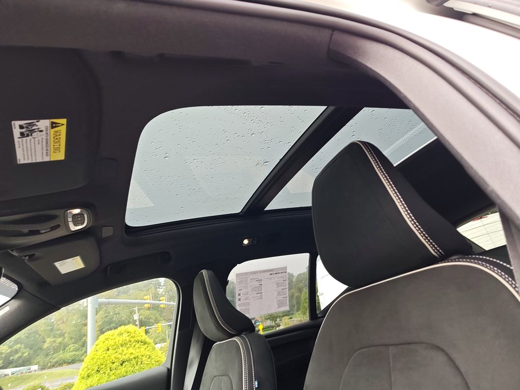 2021 Volvo XC40 T5 R-Design photo 3