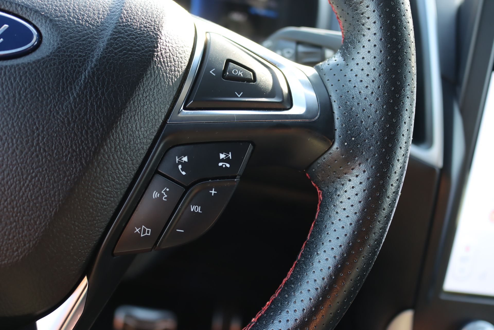 2022 Ford Edge ST photo 8