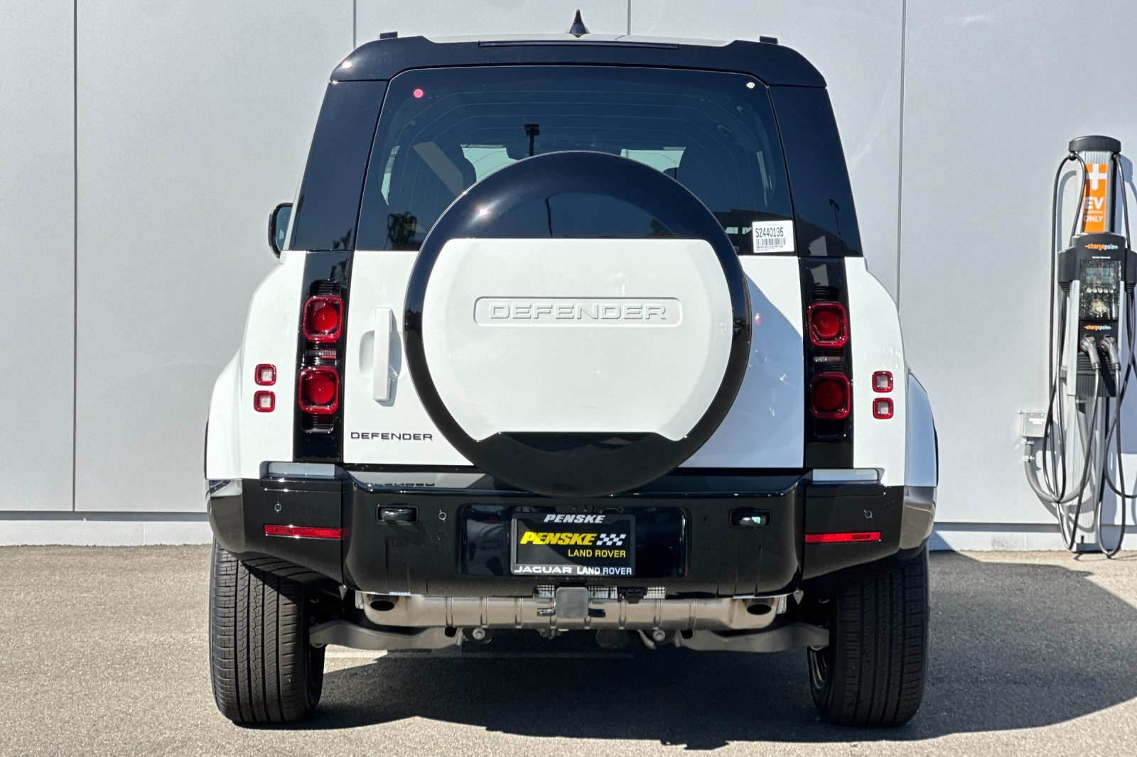 2025 Land Rover Defender 110 X-Dynamic SE photo 3