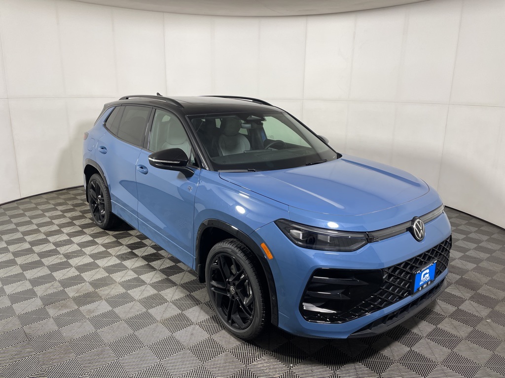 2025 Volkswagen Tiguan SE R-LINE BLACK's photo