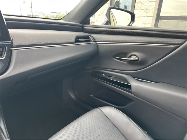 2025 Lexus ES 300h Premium photo 16