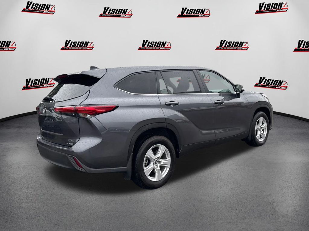 2023 Toyota Highlander LE photo 4