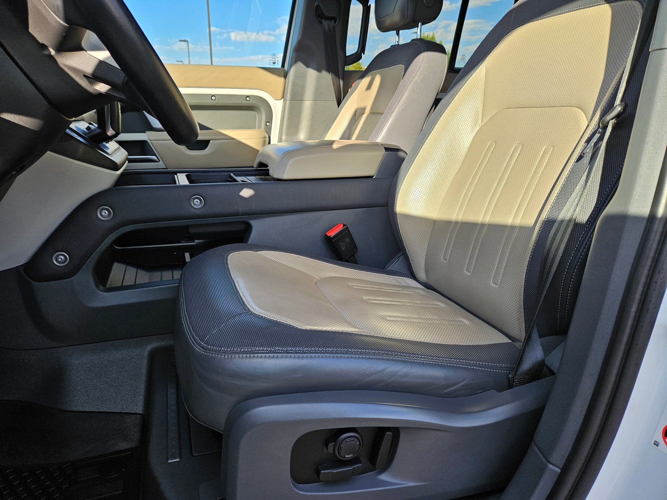 2022 Land Rover Defender X-Dynamic HSE photo 13