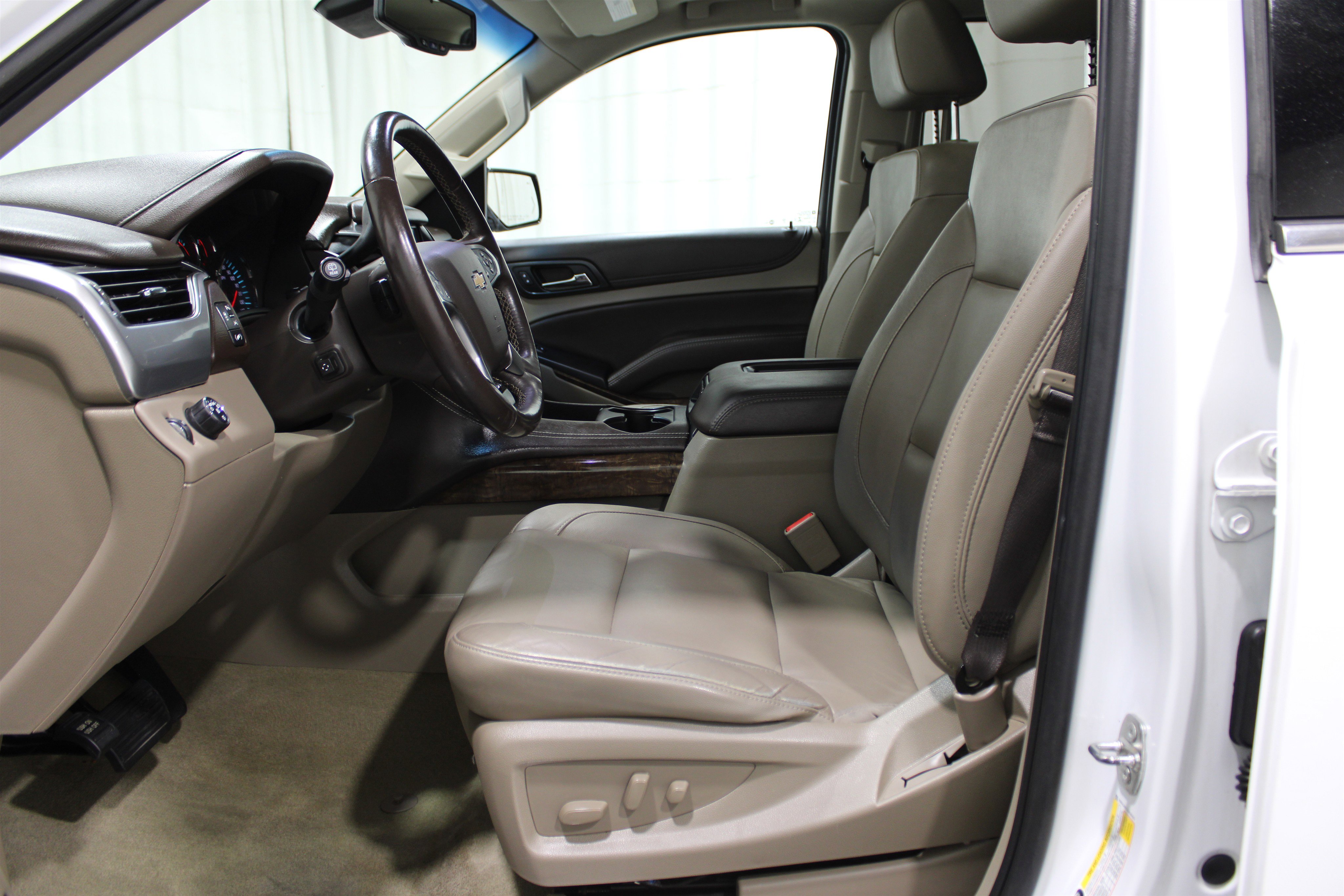 2018 Chevrolet Suburban LT photo 3