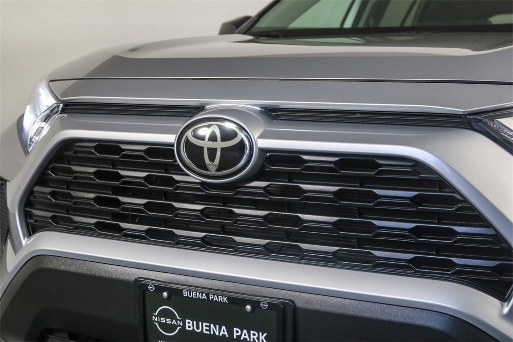 2023 Toyota RAV4 LE photo 3