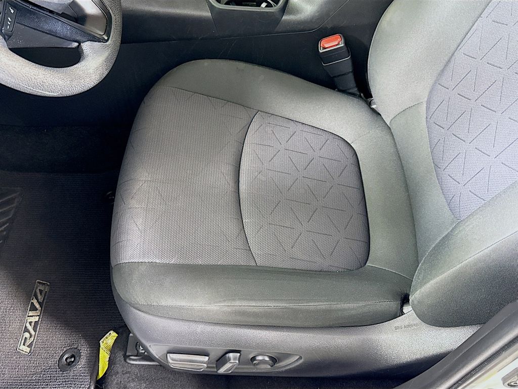2020 Toyota RAV4 Hybrid XLE photo 14