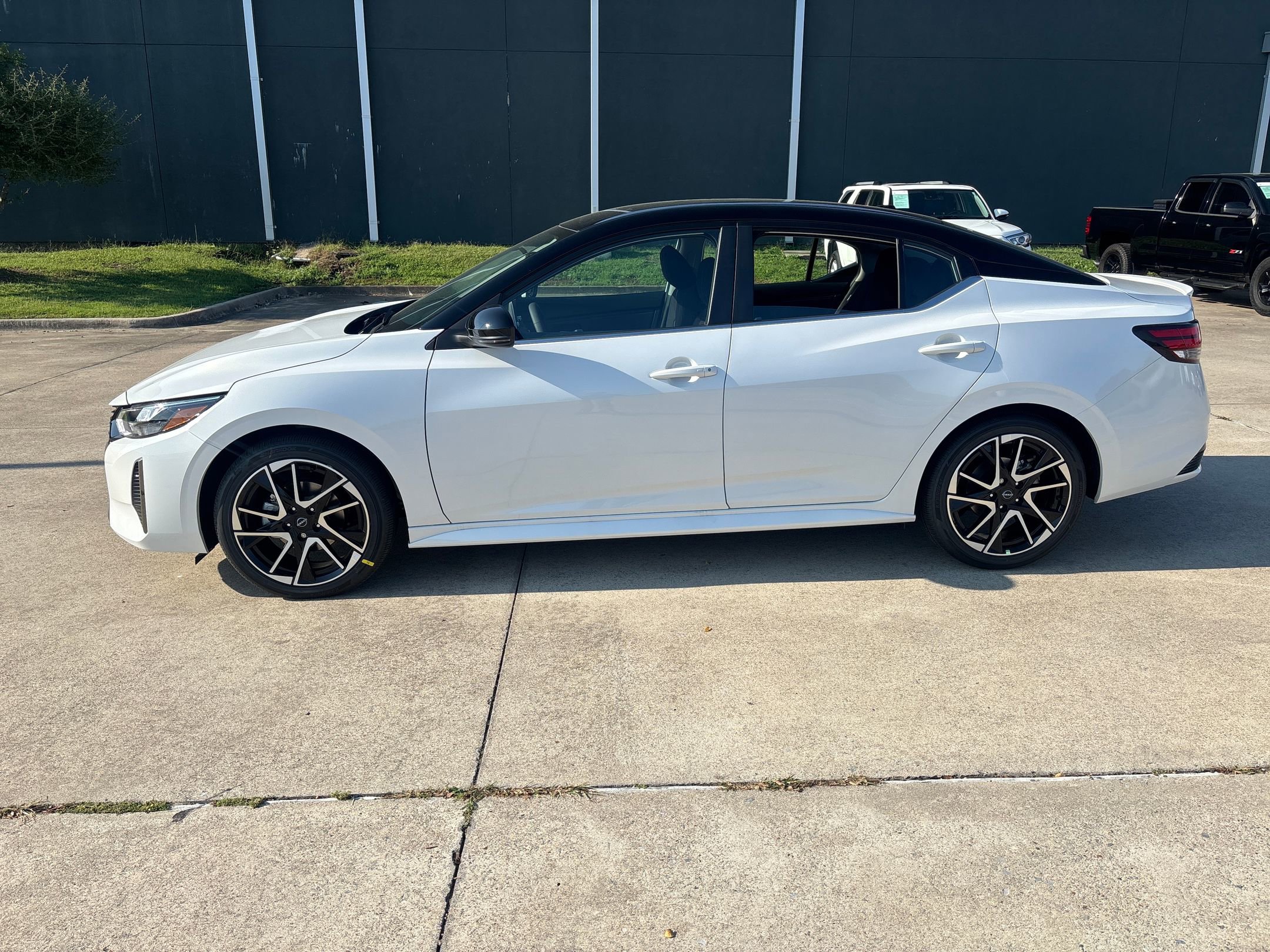 2025 Nissan Sentra SR photo 2