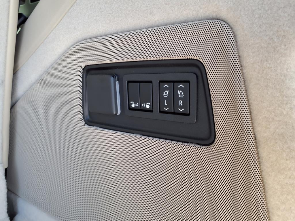 2021 Cadillac Escalade Premium Luxury photo 22