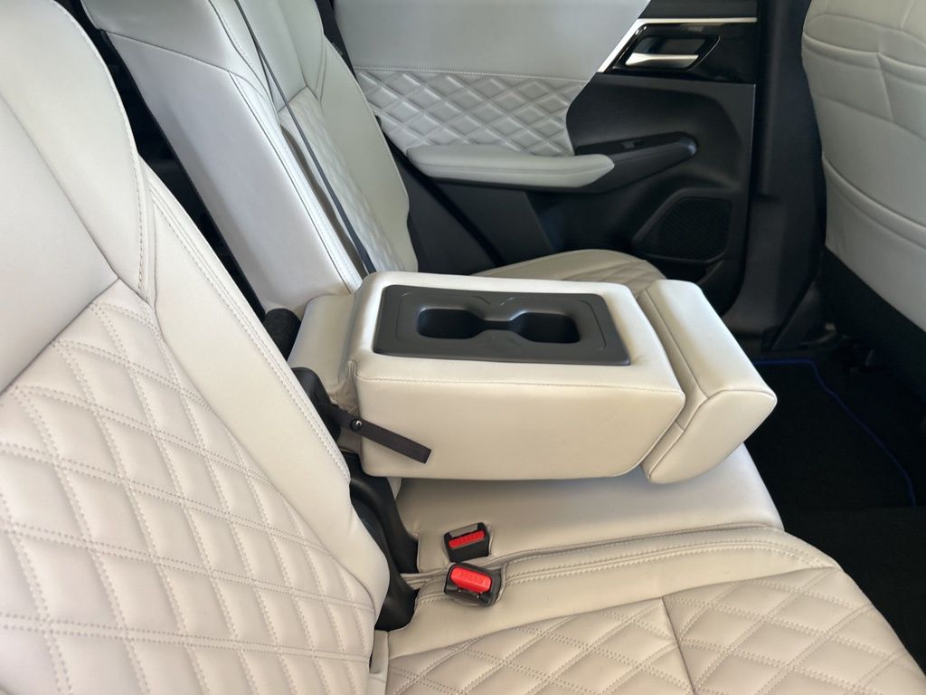 2025 Mitsubishi Outlander PHEV SEL Platinum photo 34