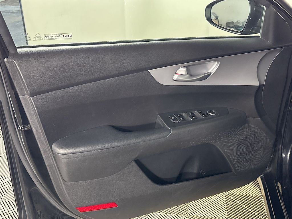 2023 Kia Forte LXS photo 9