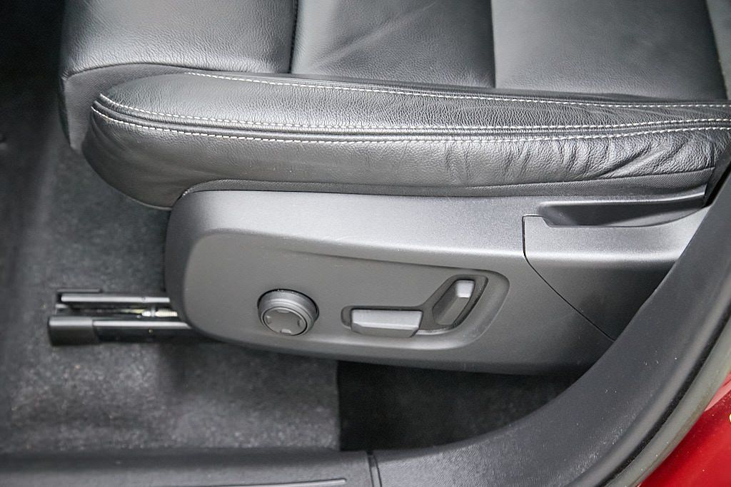 2023 VOLVO XC40 - Image 14