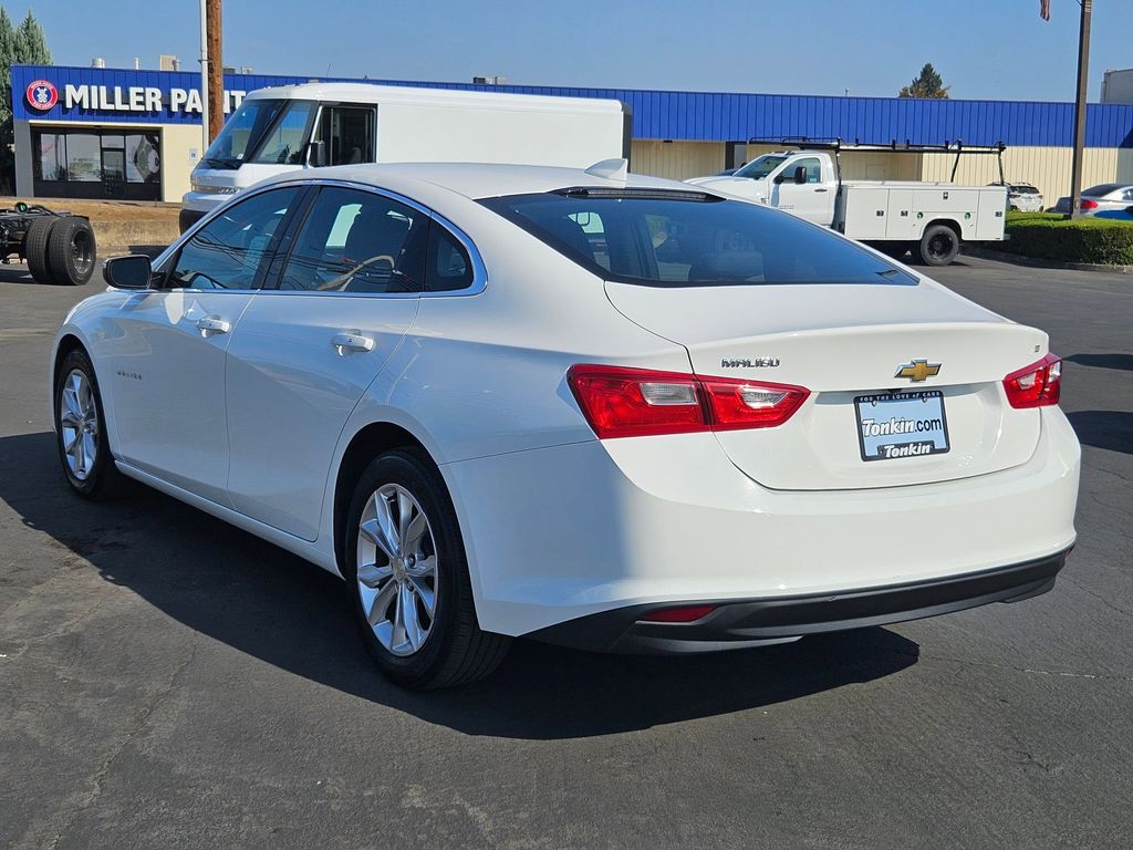 2018 Chevrolet Malibu 1LT photo 2