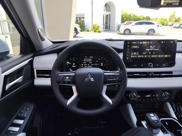 2025 Mitsubishi Outlander SE photo 9