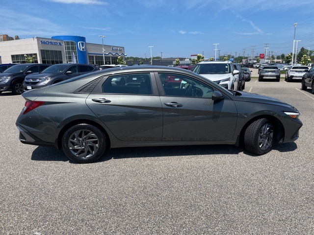 2024 Hyundai Elantra SEL photo 7