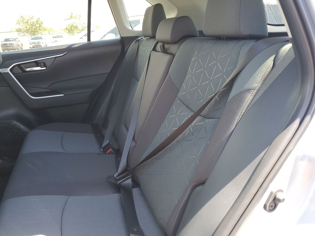 2025 Toyota RAV4 XLE photo 16