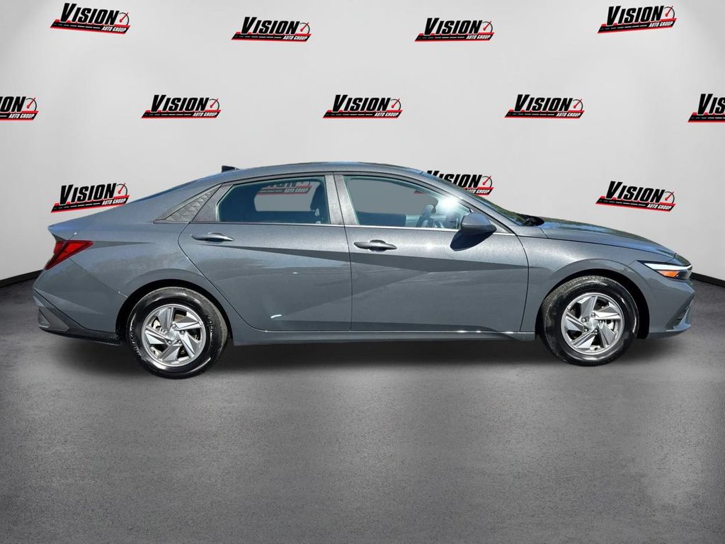 2025 Hyundai Elantra SE photo 4