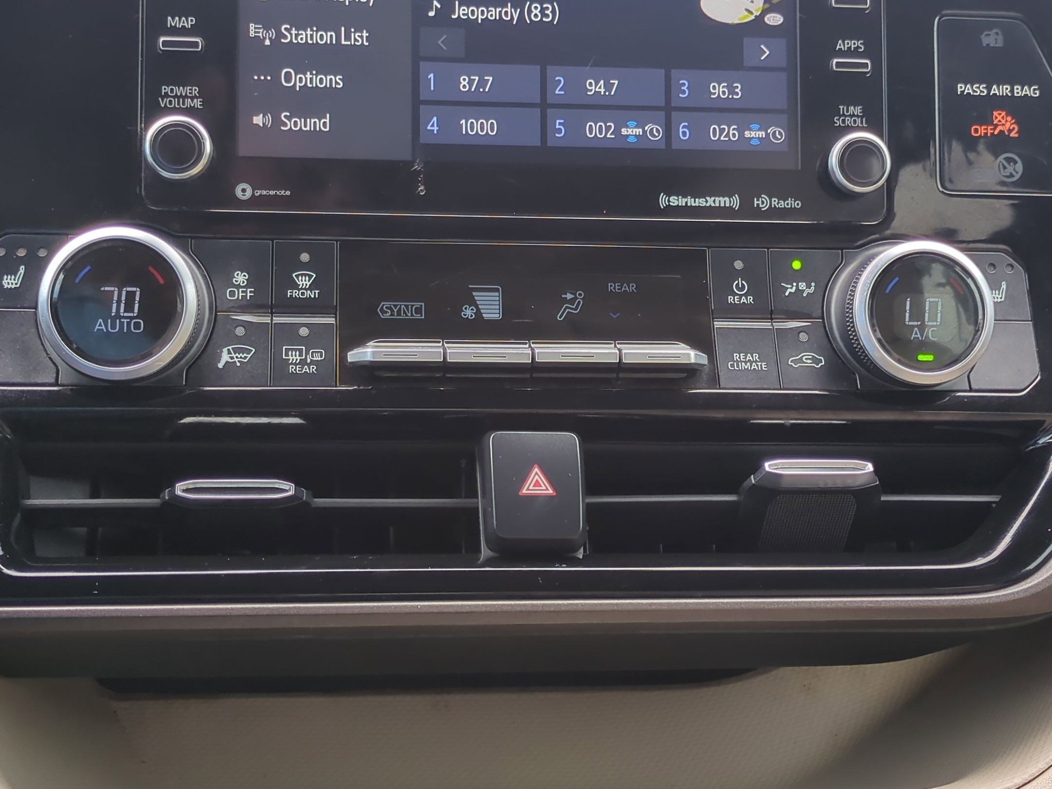 2021 Toyota Highlander XLE photo 19