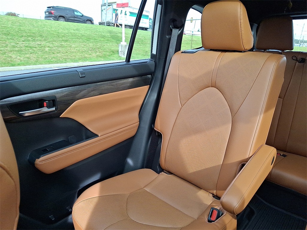 2023 Toyota Highlander Platinum photo 17