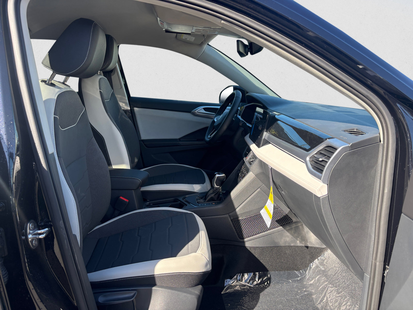 2025 Volkswagen Taos SE photo 15