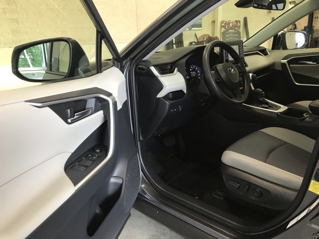 2022 Toyota RAV4 Hybrid XLE photo 11