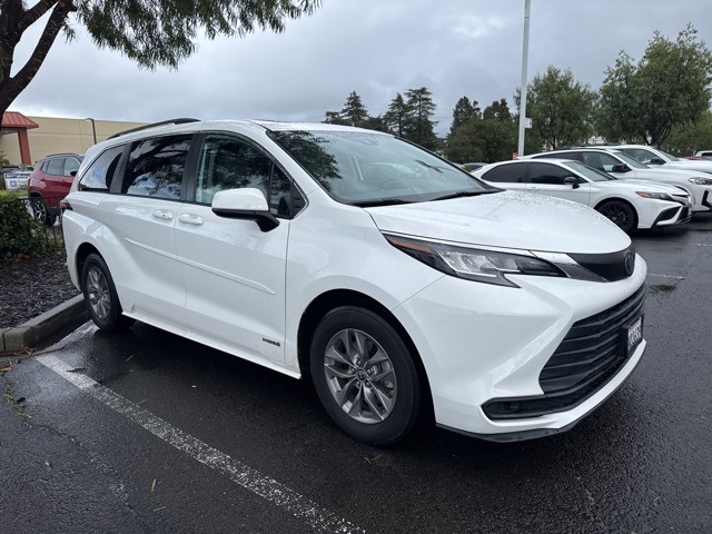2021 Toyota Sienna LE's photo