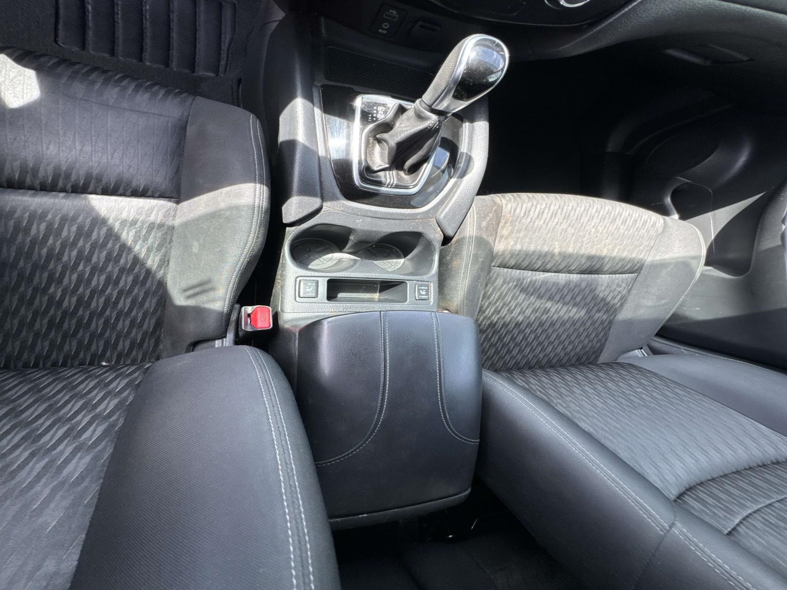 2017 Nissan Rogue SV photo 21