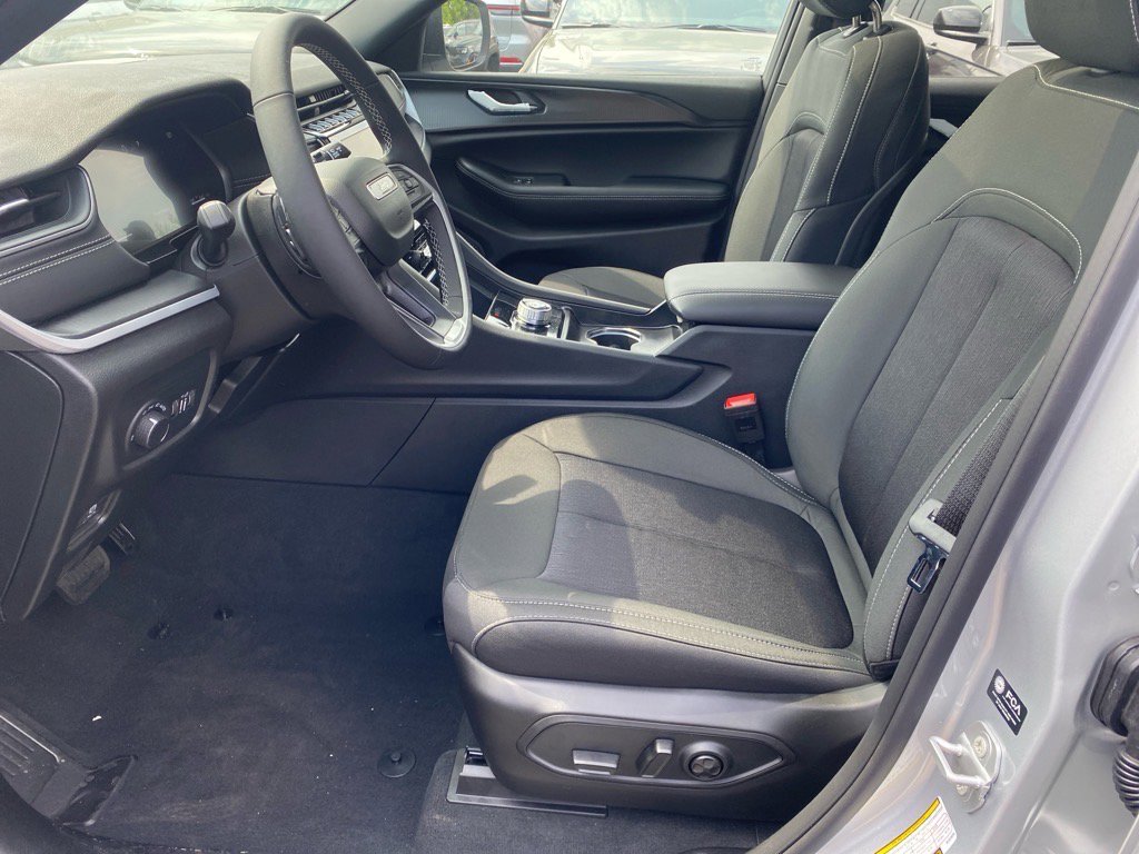 2025 Jeep Grand Cherokee Laredo X photo 5