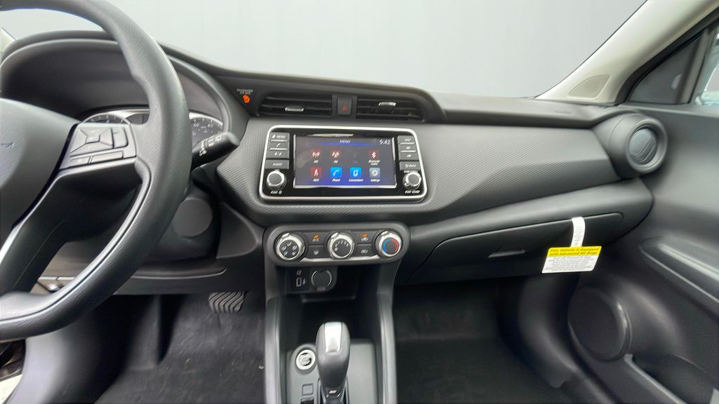 2025 Nissan Kicks Play S photo 10