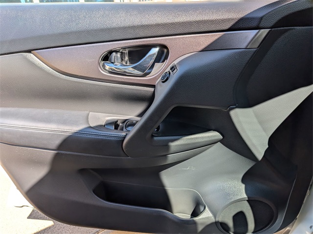 2016 Nissan Rogue SV photo 10