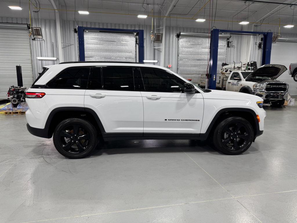 2023 Jeep Grand Cherokee Laredo Altitude photo 12