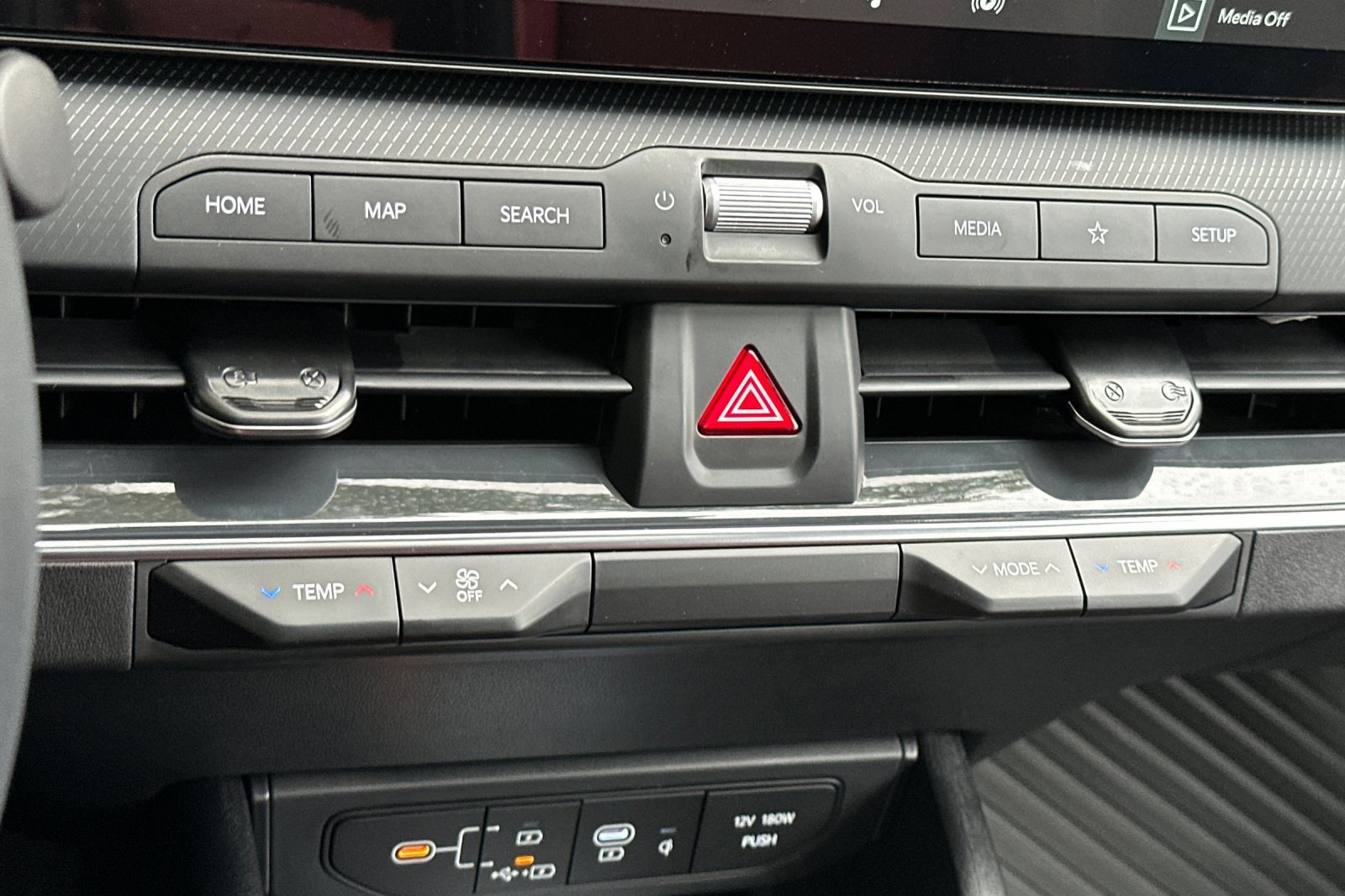 2025 Kia K4 GT-Line photo 14