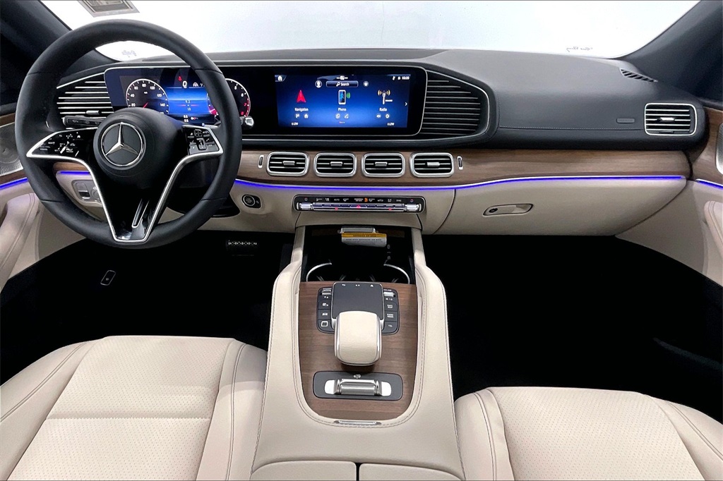 2025 Mercedes Benz GLS 450 4MATIC photo 2