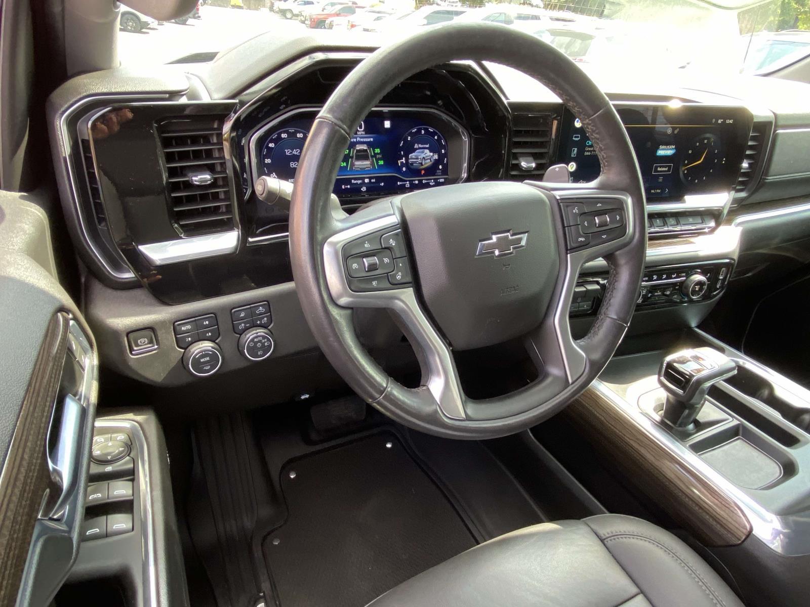 2022 Chevrolet Silverado 1500 RST photo 2