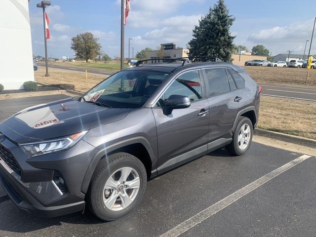 2021 Toyota RAV4 XLE photo 3