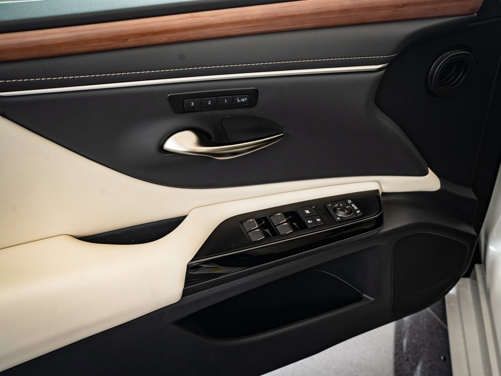 2025 Lexus ES 300h photo 20