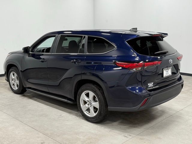 2023 Toyota Highlander LE photo 2