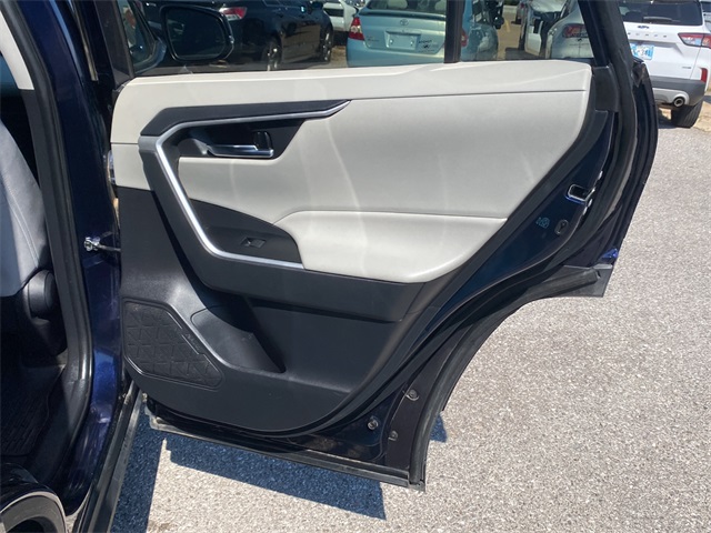 2021 Toyota RAV4 XLE photo 11