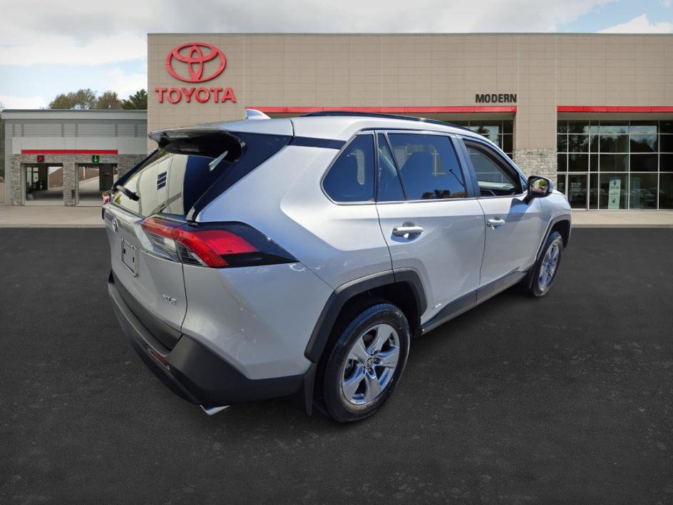 2022 Toyota RAV4 Hybrid XLE photo 3